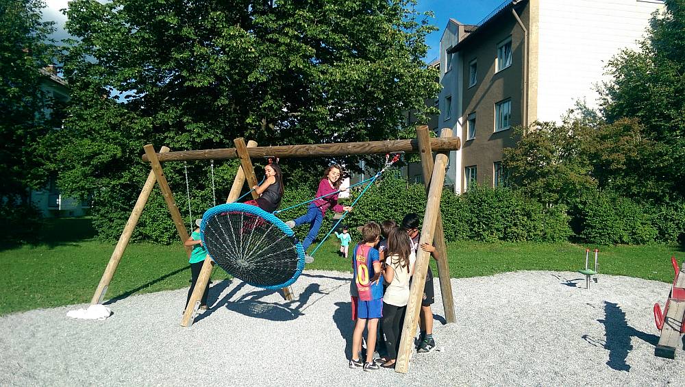 Spielplatzeröffnung, Gruppe mit Schauckel und Nest