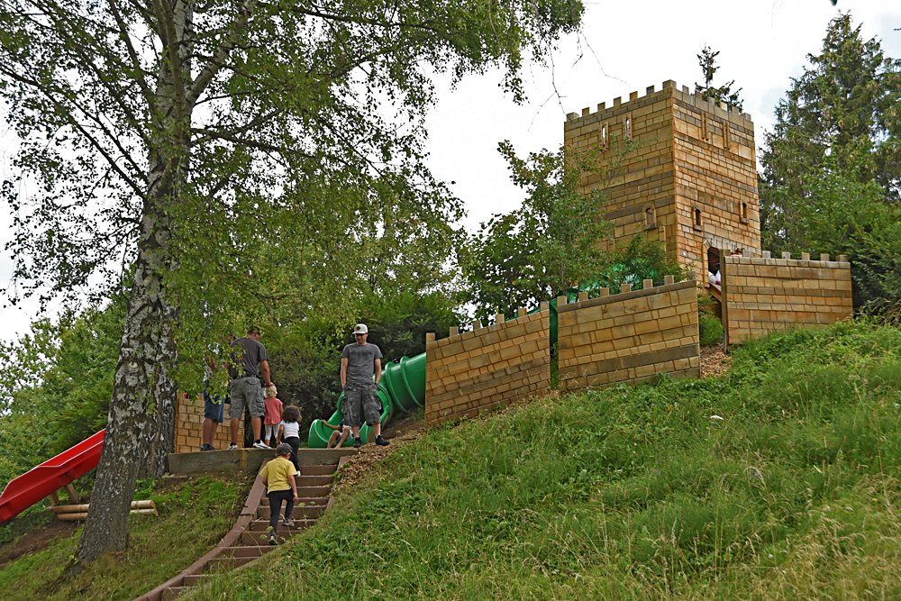 Abenteuerspielplatz Forchet Burg mit Rutschen